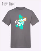 Das Bild zeigt das Unisex Design-T-Shirt AWDis 180 T iin der Farbe dusty lilac mit dem Motiv Come On!