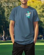 Ein mann trägt ein Unisex-Design-T-Shirt in der Farbe airforce blue mit dem motiv come on vorne links oben.