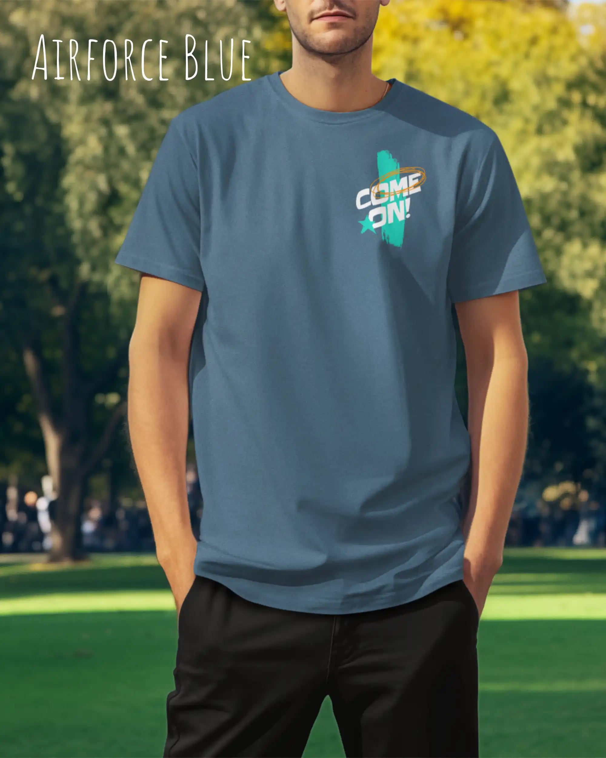 Ein mann trägt ein Unisex-Design-T-Shirt in der Farbe airforce blue mit dem motiv come on vorne links oben.