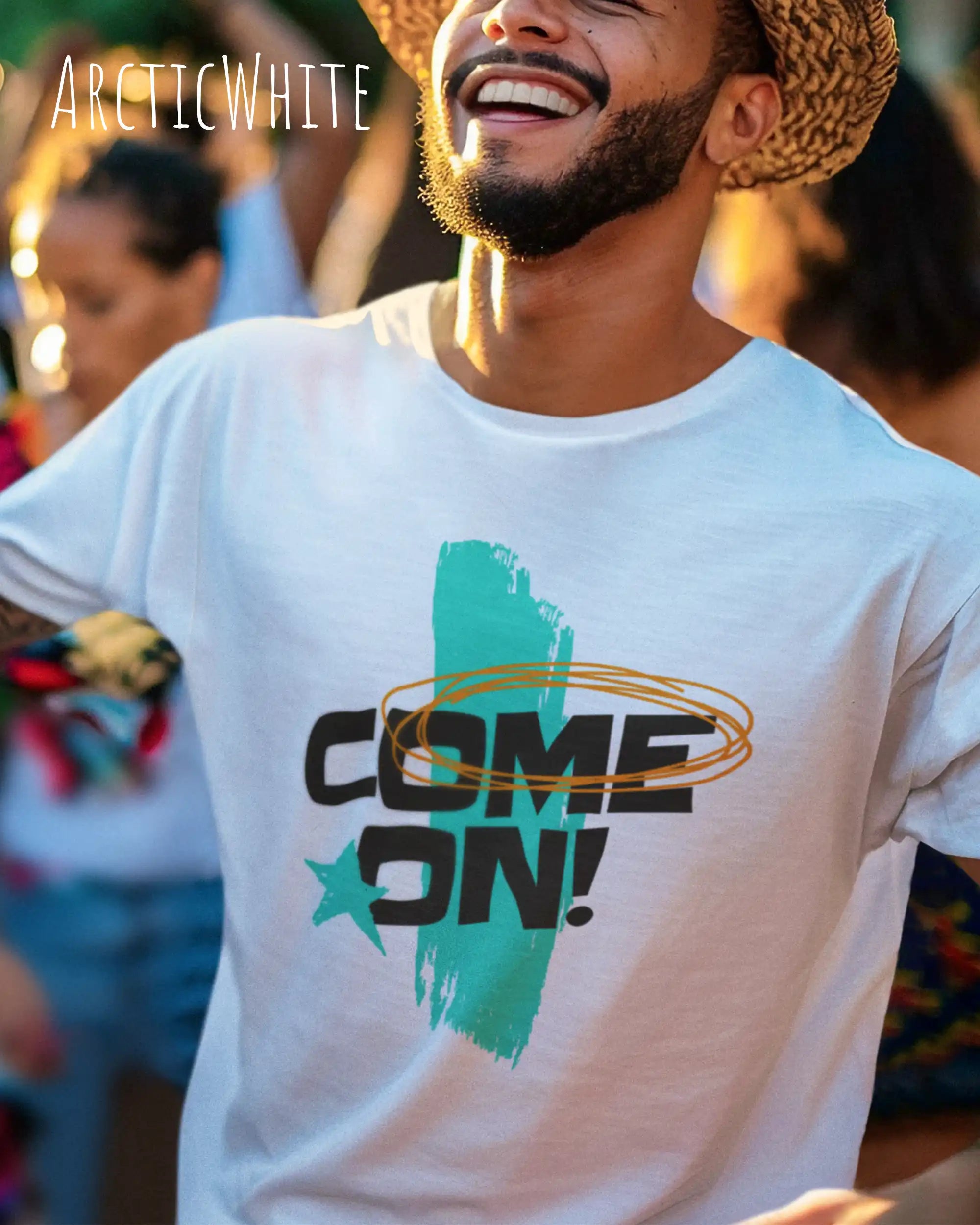 Lachender mann trägt ein Unisex-Design-T-Shirt in der Farbe arctic white mit dem motiv come on vorne mittig.