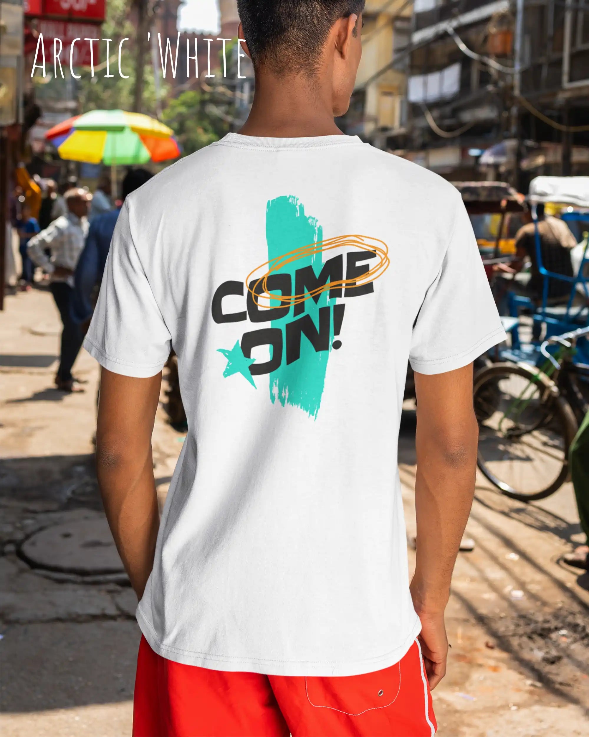 ein mann trägt ein Unisex-Design-T-Shirt in der Farbe arcitc white mit dem backprint motiv come on vorne mittig.
