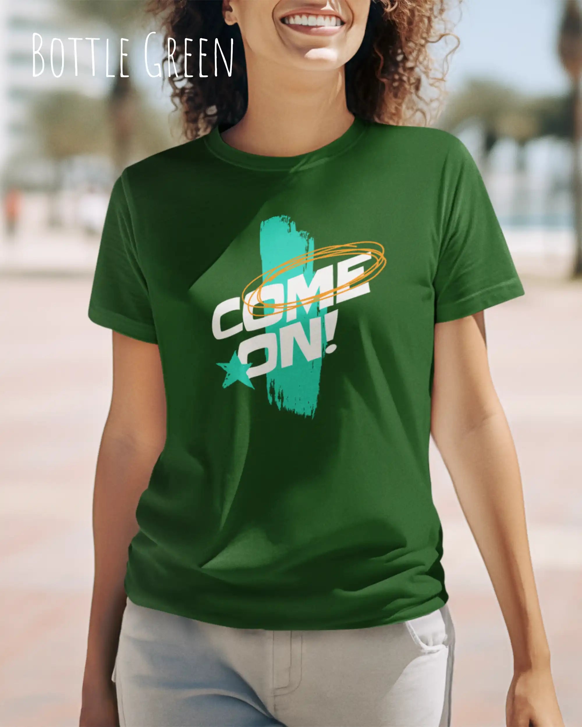 Eine Frau trägt ein Unisex-Design-T-Shirt in der Farbe bottle green mit dem motiv come on vorne mittig.