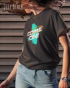 Eine Frau trägt ein Unisex-Design-T-Shirt in der Farbe deep black mit dem motiv come on vorne mittig.