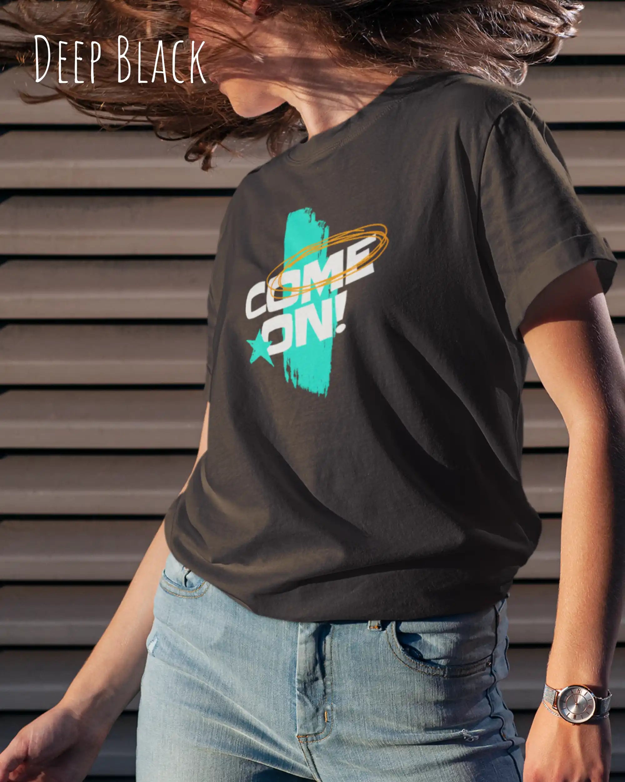 Eine Frau trägt ein Unisex-Design-T-Shirt in der Farbe deep black mit dem motiv come on vorne mittig.