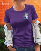 Eine Frau trägt ein Unisex-Design-T-Shirt in der Farbe purple mit dem motiv come on vorne links oben.