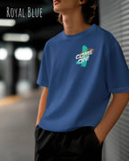 junge Frau trägt ein Unisex-Design-T-Shirt in der Farbe royal blue mit dem motiv come on vorne links oben.