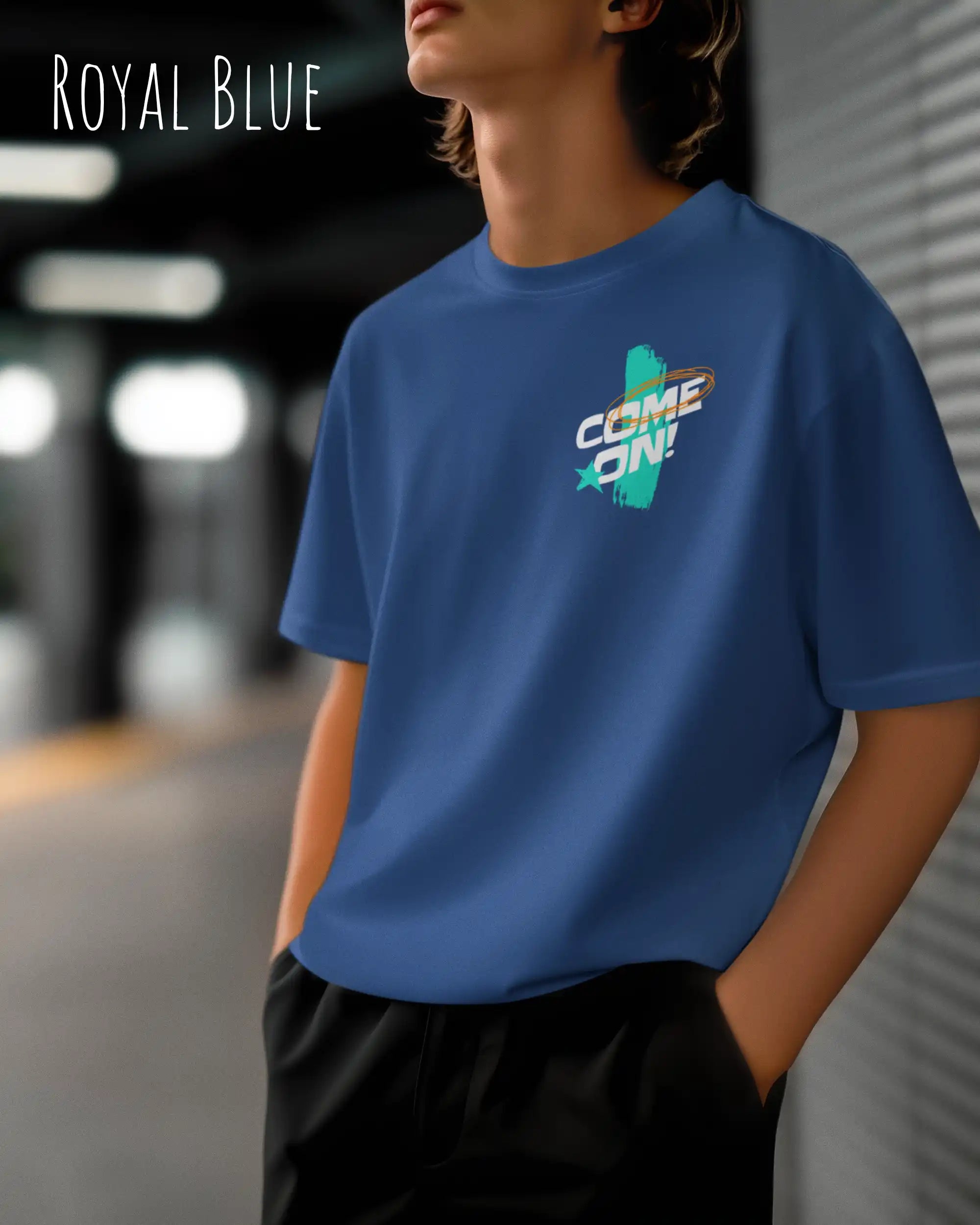 junge Frau trägt ein Unisex-Design-T-Shirt in der Farbe royal blue mit dem motiv come on vorne links oben.