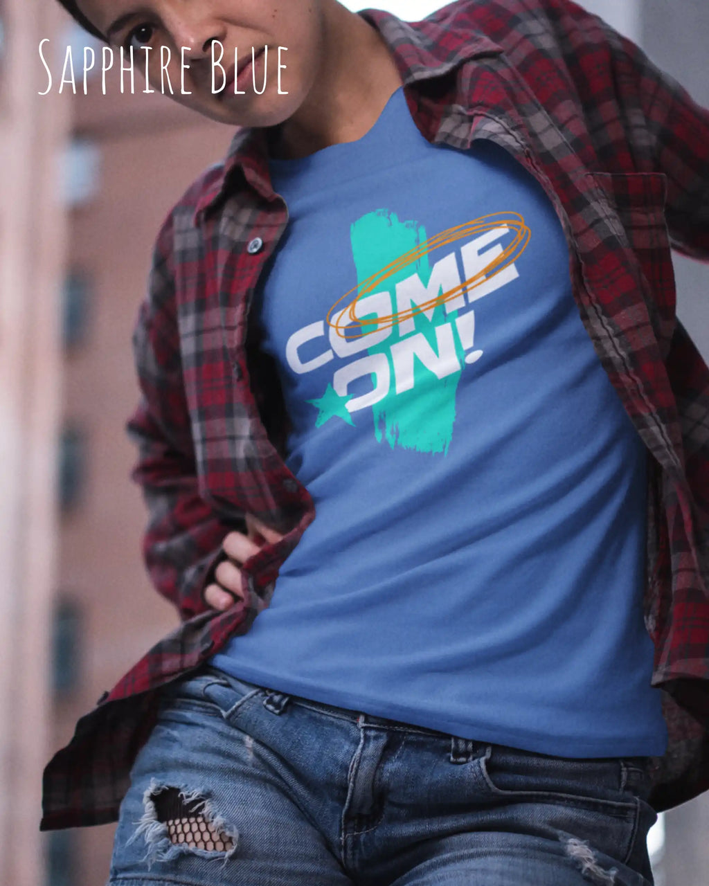 junge Frau trägt ein Unisex-Design-T-Shirt in der Farbe sapphire blue mit dem motiv come on vorne mittig.