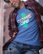 junge Frau trägt ein Unisex-Design-T-Shirt in der Farbe sapphire blue mit dem motiv come on vorne mittig.