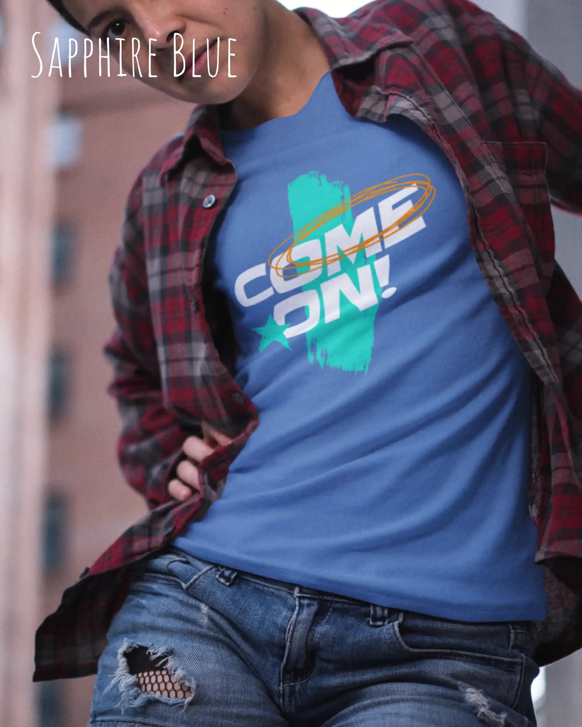 junge Frau trägt ein Unisex-Design-T-Shirt in der Farbe sapphire blue mit dem motiv come on vorne mittig.