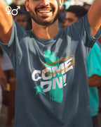 Ein Mann trägt ein Unisex Design-T-Shirt mit dem Motiv Come on!