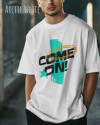 mann trägt  ein oversized heavyweight grafik-t-shirt in der farbe arctic white mit dem design come on!
