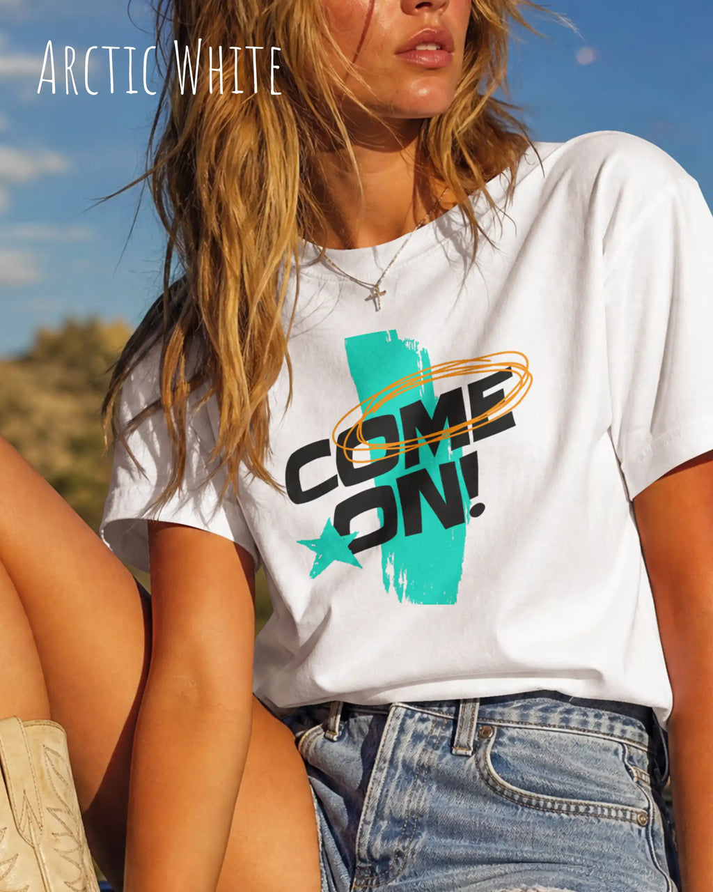 blonde frau trägt  ein oversized heavyweight grafik-t-shirt in der farbe arctic white mit dem design come on!
