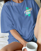 frau trägt  ein oversized heavyweight grafik-t-shirt in der farbe atlantic blue mit dem design come on! oben links