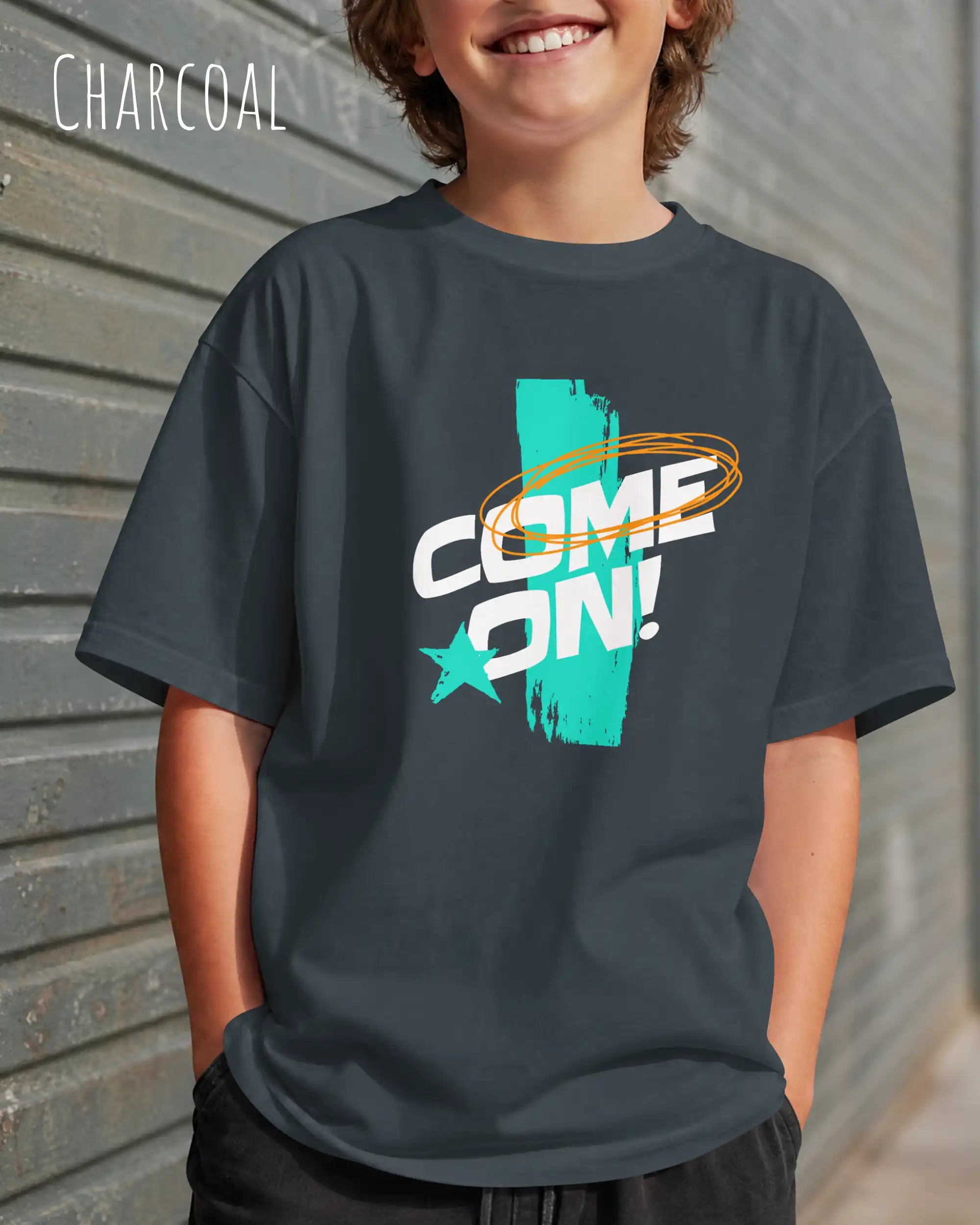 mann trägt  ein oversized heavyweight grafik-t-shirt in der farbe charcoal mit dem design come on!