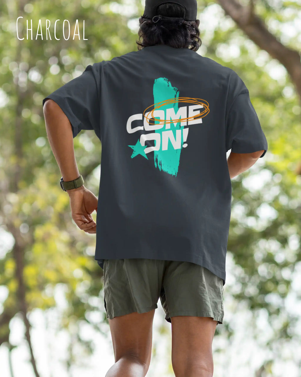 mann trägt  ein oversized heavyweight grafik-t-shirt in der farbe charcoal mit dem backprint design come on!