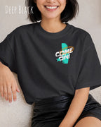 frau trägt  ein oversized heavyweight grafik-t-shirt in der farbe deep black mit dem design come on! oben links