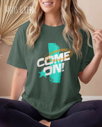frau trägt  ein oversized heavyweight grafik-t-shirt in der farbe moss green mit dem design come on!