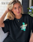 frau trägt  ein oversized heavyweight grafik-t-shirt in der farbe new feench navy mit dem design come on! oben links
