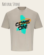 die Abbildung zeigt ein oversized heavyweight design-t-shirt in der farbe natural stone mit dem motiv come on!