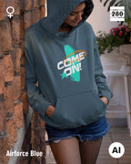 dieses bild zeigt eine junge frau, die einen Damen-Design-Hoodie in der coolen farbe airforce blue mit dem markanten motiv "COME ON" trägt.