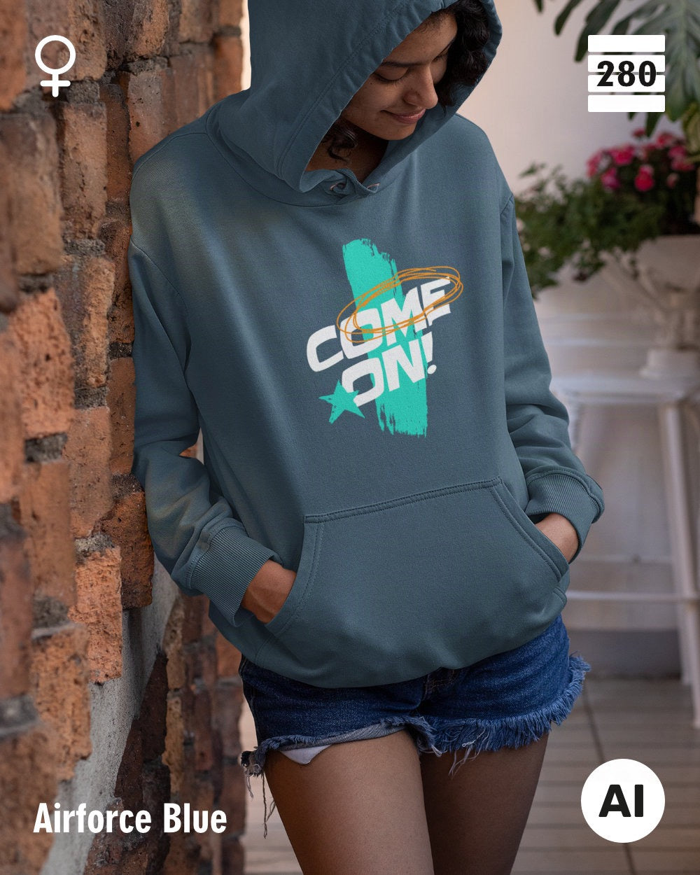 dieses bild zeigt eine junge frau, die einen Damen-Design-Hoodie in der coolen farbe airforce blue mit dem markanten motiv "COME ON" trägt.
