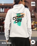 dieses bild zeigt eine junge frau, die einen Damen-Design-Hoodie in der farbe arctic white mit dem markanten backprint "COME ON" trägt.