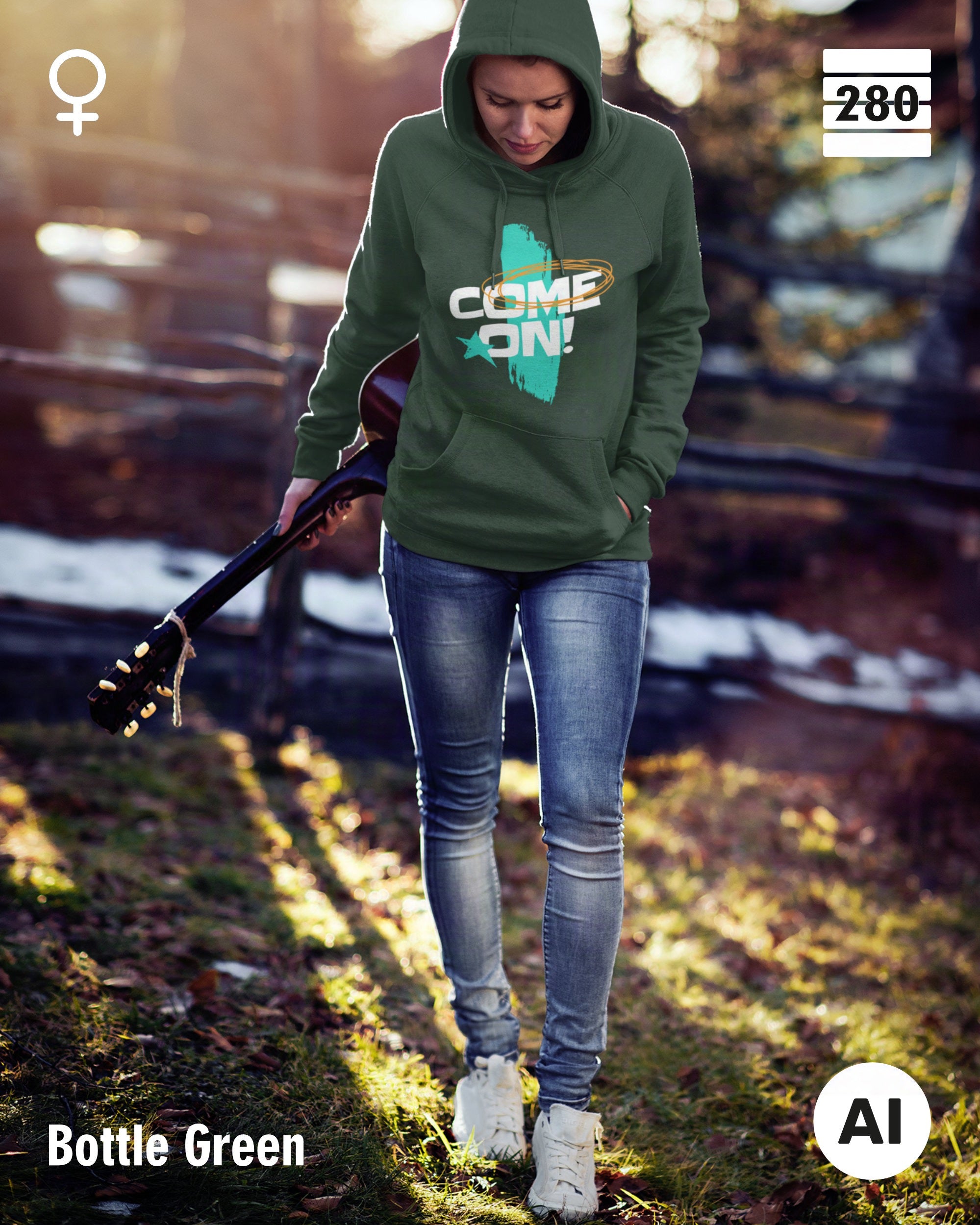 dieses bild zeigt eine junge frau mit gitarre, die einen Damen-Design-Hoodie in der farbe bottle green mit dem markanten motiv "COME ON" trägt.