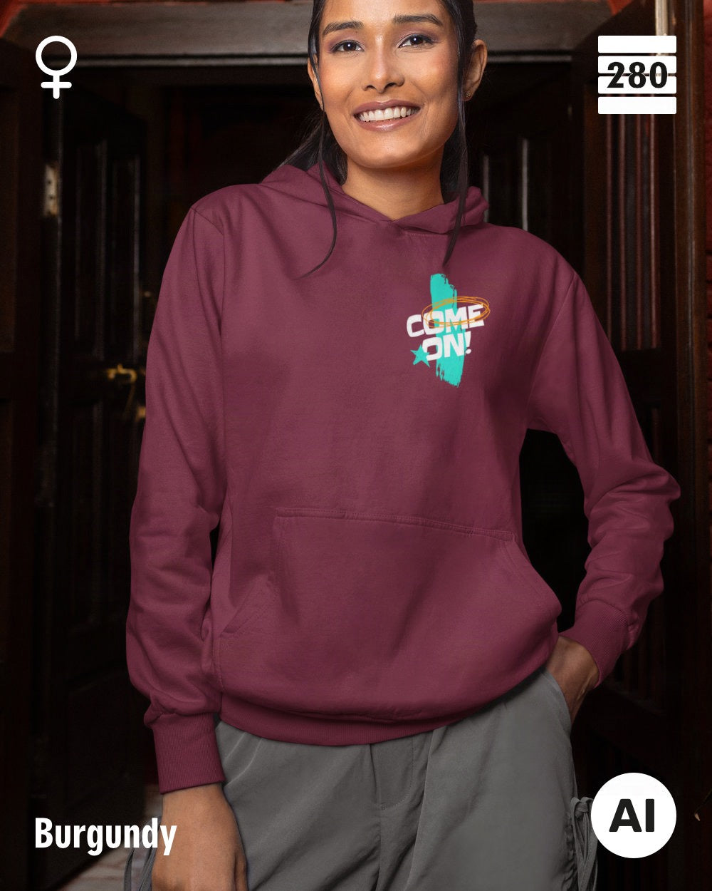 dieses bild zeigt eine junge frau, die einen Damen-Design-Hoodie in der farbe burgundy mit dem markanten motiv "COME ON"  links oben trägt.