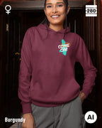 dieses bild zeigt eine junge frau, die einen Damen-Design-Hoodie in der farbe burgundy mit dem markanten motiv "COME ON"  links oben trägt.