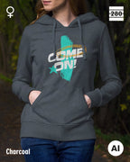 dieses bild zeigt eine junge frau, die einen Damen-Design-Hoodie in der farbe charcoal mit dem markanten motiv "COME ON" trägt.