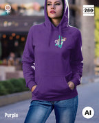 dieses bild zeigt eine junge frau, die einen Damen-Design-Hoodie in der farbe purple mit dem markanten motiv "COME ON" links oben trägt.