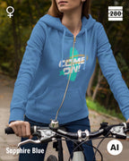 dieses bild zeigt eine junge frau, die einen Damen-Design-Hoodie in der farbe sapphire blue mit dem markanten motiv "COME ON" trägt.