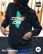 dieses bild zeigt eine junge frau, die einen Damen-Design-Hoodie in der farbe new french navy mit dem markanten motiv "COME ON" trägt.