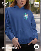 Eine frau trägt einen Heavyweight Design-Hoodie in der farbe bright royal blue mit dem temperamentvollen motiv "come on".