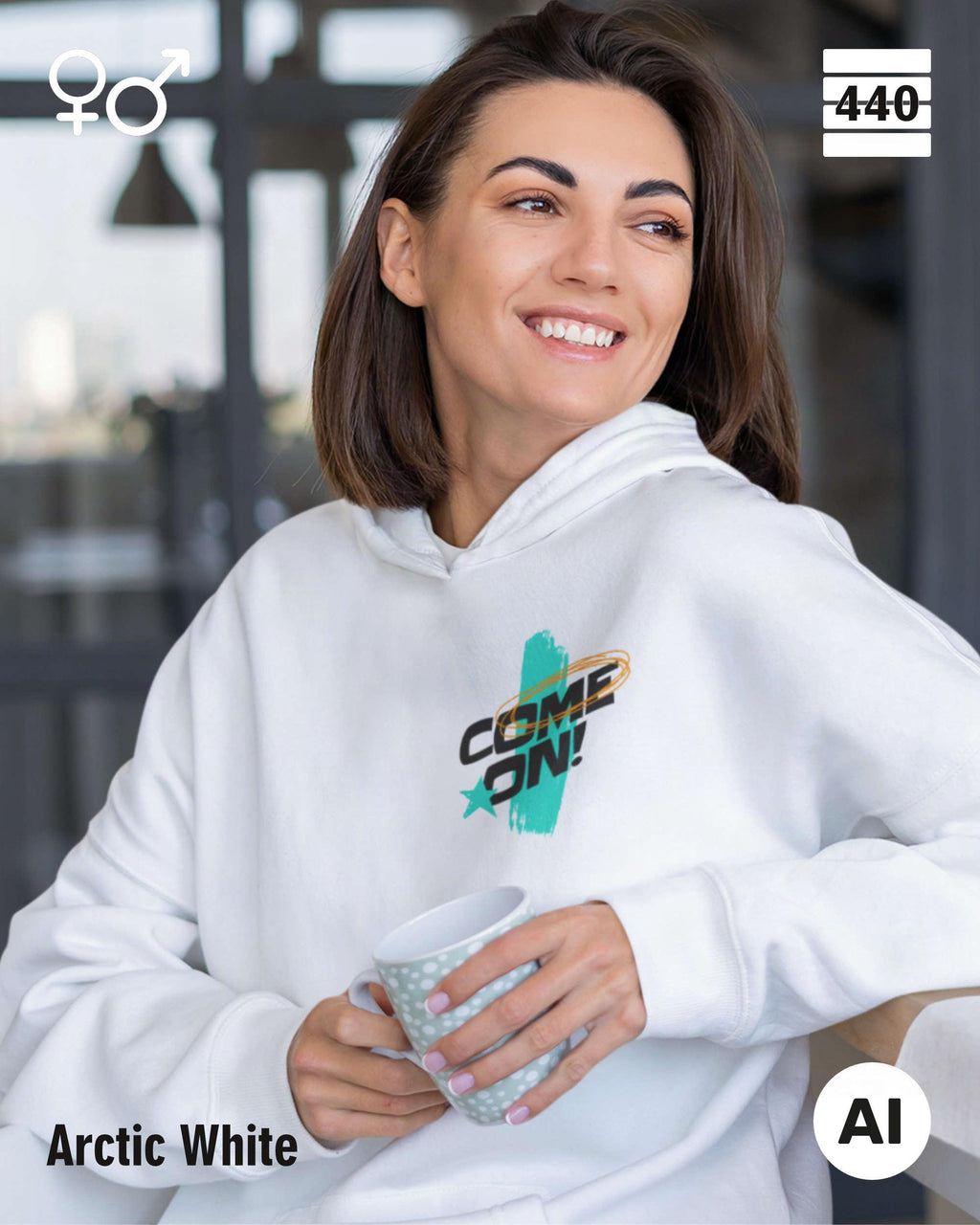 Eine lächelnde frau trägt einen Heavyweight Design-Hoodie in der farbe arcti white mit dem  temperamentvollen motiv "come on" oben links.
