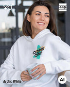 Eine lächelnde frau trägt einen Heavyweight Design-Hoodie in der farbe arcti white mit dem  temperamentvollen motiv "come on" oben links.