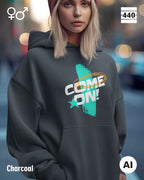 Eine junge frau trägt einen Heavyweight Design-Hoodie in der farbe charcoal mit dem temperamentvollen motiv "come on".