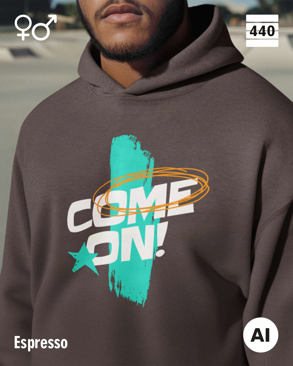 Eine Person trägt einen Heavyweight Design-Hoodie in der farbe espresso mit dem temperamentvollen motiv "come on".