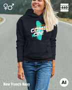Eine blonde frau trägt einen Heavyweight Design-Hoodie in der farbe new french navy mit dem temperamentvollen motiv "come on".