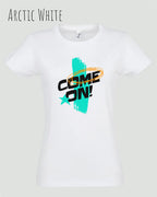 die Abbildung zeigt ein design-t-shirt mit femininem schnitt in der farbe arctic white und mit dem motiv come on!