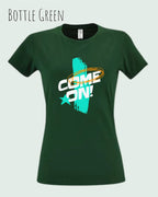 das bild zeigt ein design-t-shirt mit femininem schnitt in der farbe bottle green und mit dem motiv come on!