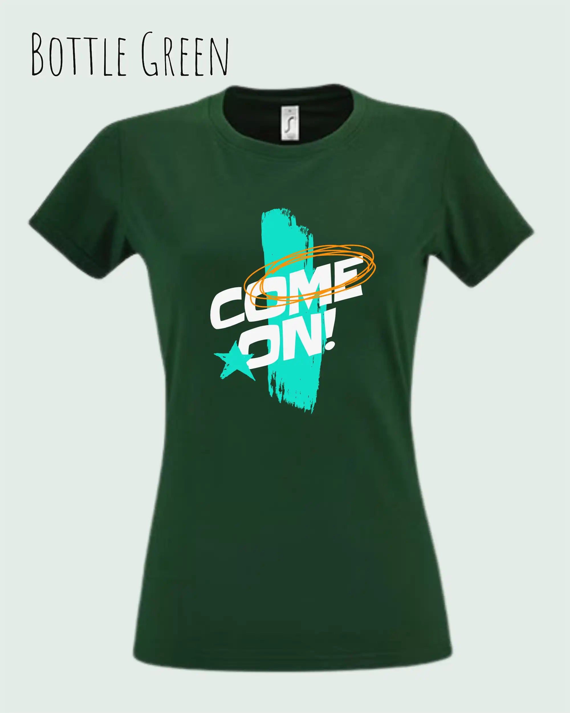 das bild zeigt ein design-t-shirt mit femininem schnitt in der farbe bottle green und mit dem motiv come on!