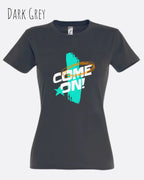 das bild zeigt ein design-t-shirt mit femininem schnitt in der farbe dark grey und mit dem motiv come on!