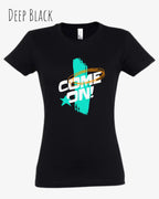 das bild zeigt ein design-t-shirt mit femininem schnitt in der farbe deep black und mit dem motiv come on!