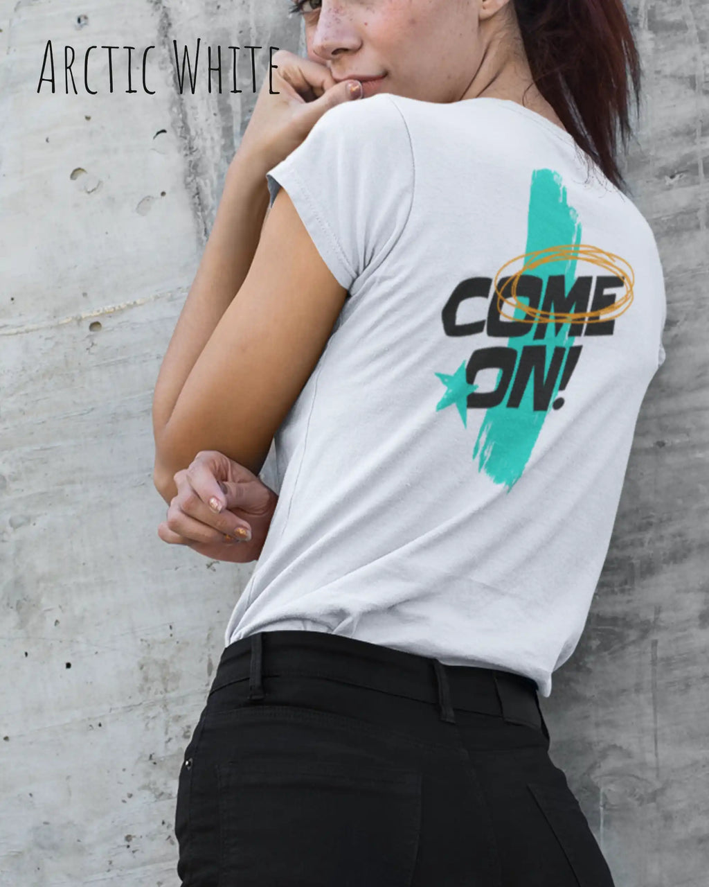 das bild zeigt eine frau, die ein design-t-shirt mit femininem schnitt in der farbe arctic white und mit dem backprint  come on trägt.