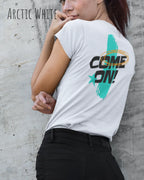das bild zeigt eine frau, die ein design-t-shirt mit femininem schnitt in der farbe arctic white und mit dem backprint  come on trägt.