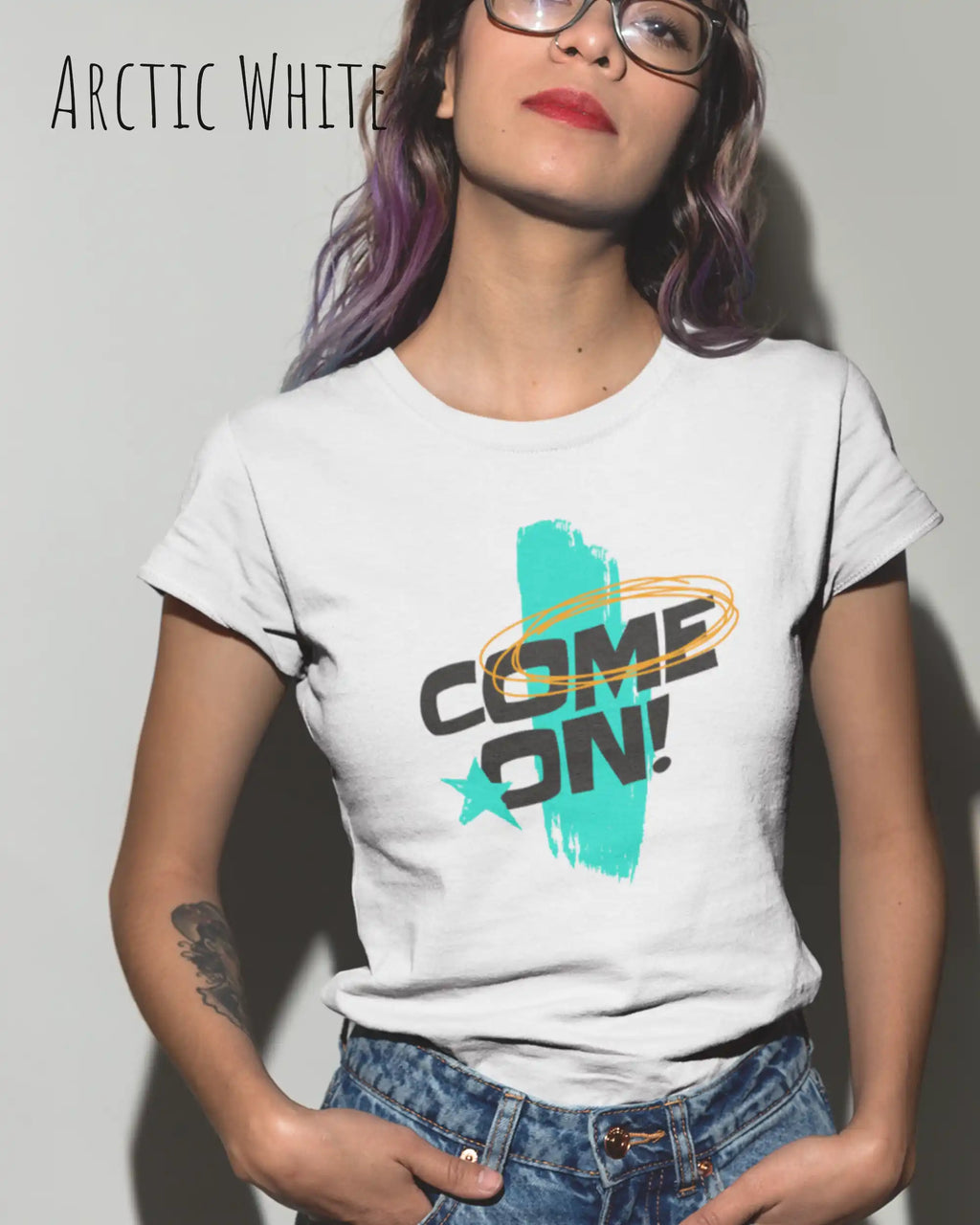 das bild zeigt eine frau, die ein design-t-shirt mit femininem schnitt in der farbe arctic white  und mit dem motiv  come on trägt.