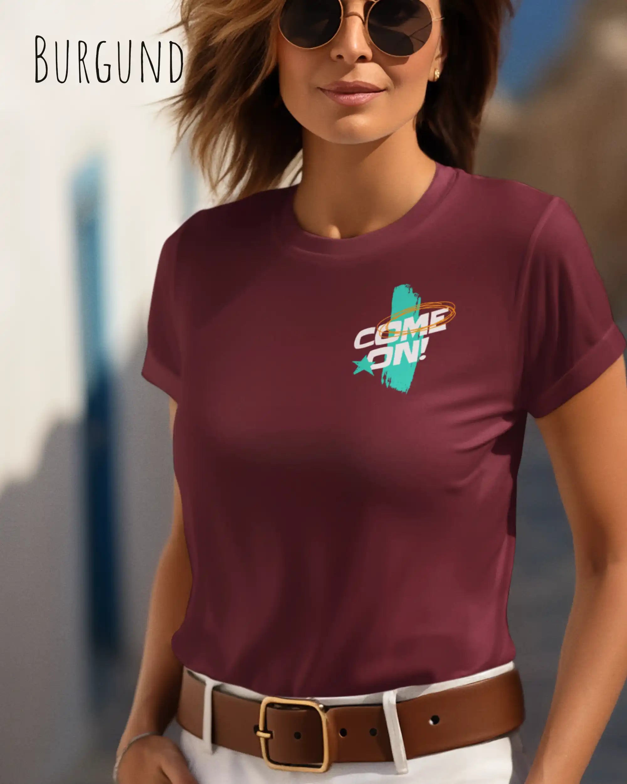 das bild zeigt eine frau, die ein design-t-shirt mit femininem schnitt in der farbe Burgund und mit dem motiv  come on trägt.
