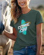 das bild zeigt eine frau, die ein design-t-shirt mit femininem schnitt in der farbe dark green und mit dem motiv  come on trägt.